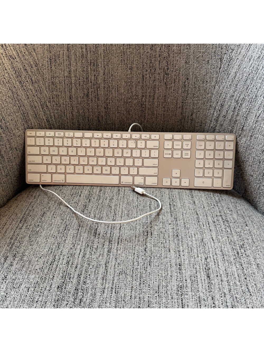 Apple Wired USB Keyboard Model A1243 with Numeric Keypad OEM